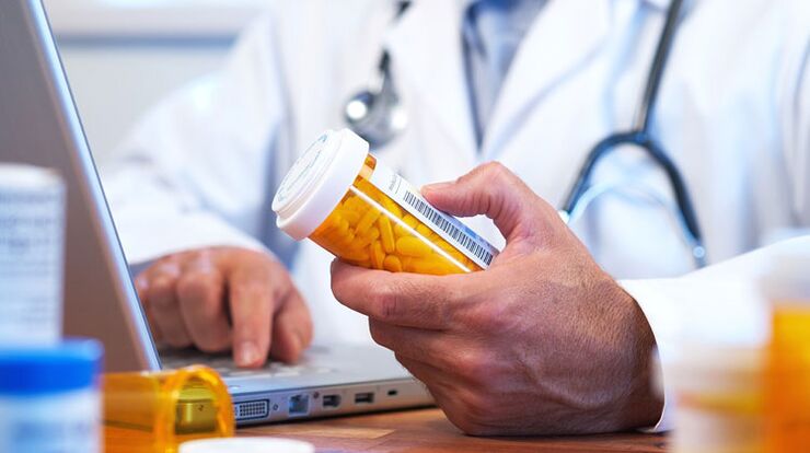 Le médecin prescrit un médicament pour la prostatite